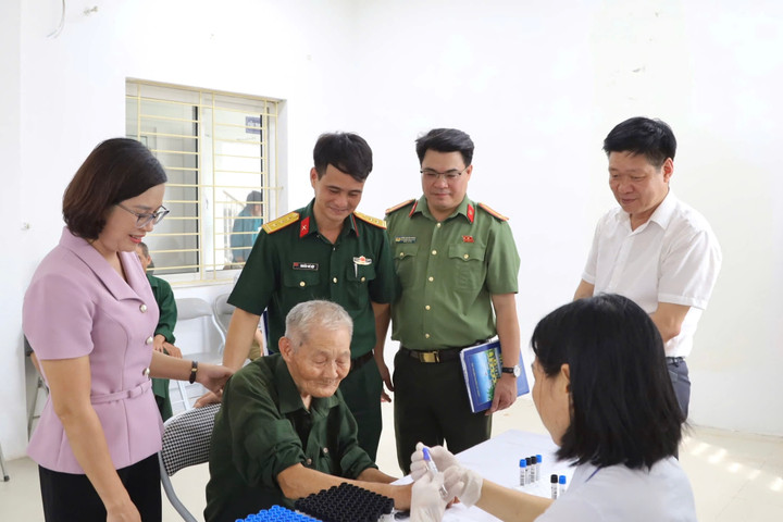 Xã Quang Minh: Khám sức khỏe, cấp thuốc miễn phí cho đối tượng chính sách