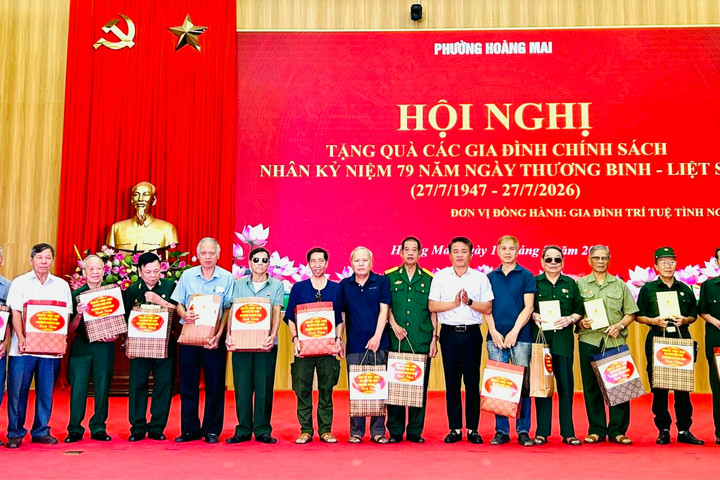 Phường Hoàng Mai tri ân, tặng quà các gia đình chính sách, người có công