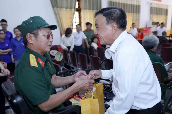 Thường trực Ban Bí thư Trần Cẩm Tú thăm, tặng quà tại Trung tâm Điều dưỡng thương binh Nghệ An
