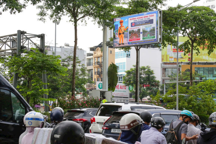 Camera AI kết hợp màn hình LED: “Trợ lý giao thông” mới của Thủ đô