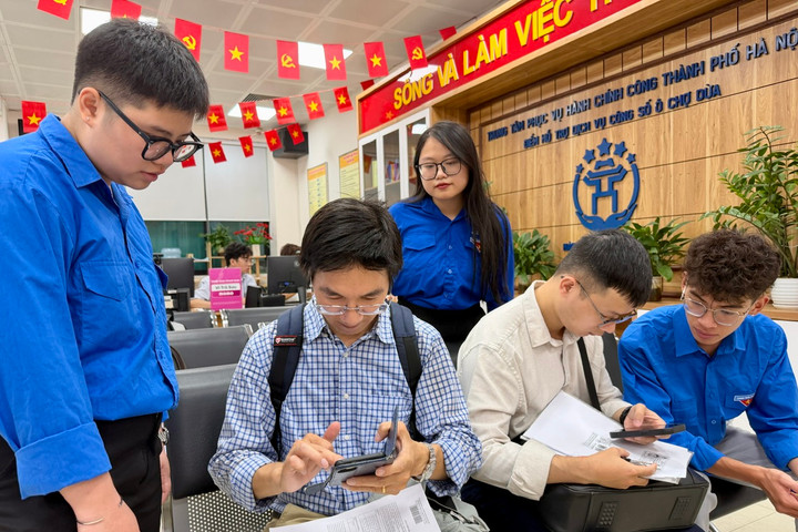 Tuổi trẻ phường Ô Chợ Dừa hỗ trợ người dân khảo sát điện tử, nâng cao chất lượng dịch vụ công