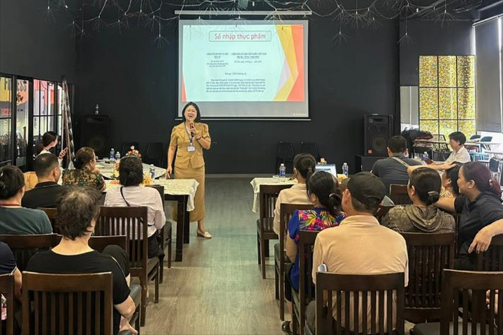 Phường Việt Hưng nâng cao kiến thức an toàn thực phẩm cho các tiểu thương