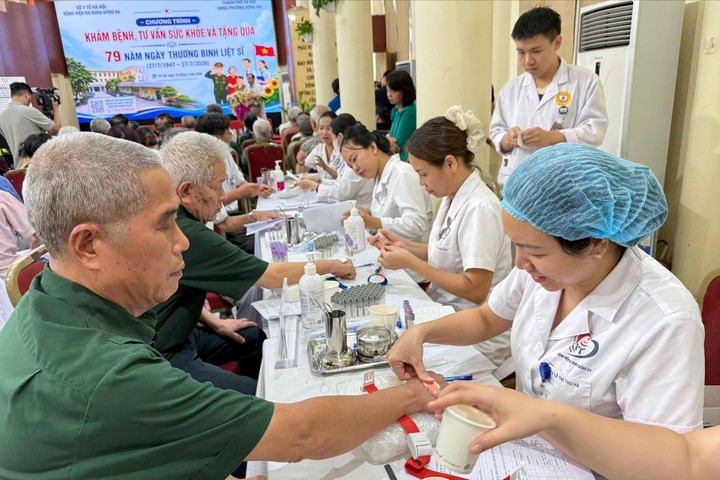 Khám sức khỏe, tri ân gần 1.200 người có công trên địa bàn phường Đống Đa