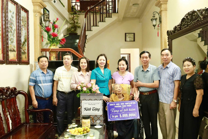 Phường Tùng Thiện tặng quà gia đình chính sách, người có công