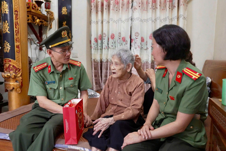 Công an xã Thiên Lộc tham gia hành trình về nguồn, tri ân các Anh hùng liệt sĩ
