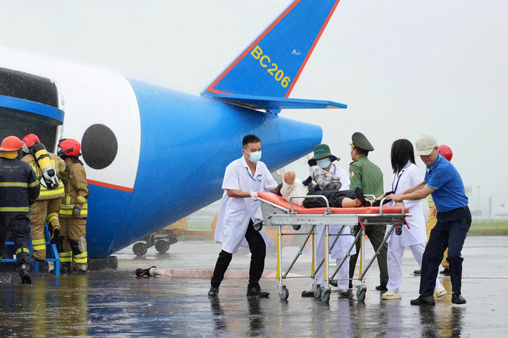 Cảng hàng không quốc tế Nội Bài diễn tập phương án cứu nạn cứu hộ và di dời tàu bay mất khả năng di chuyển