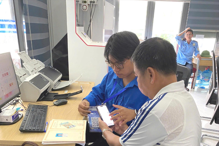 Tuổi trẻ Phú Thượng hỗ trợ người dân khảo sát điện tử, nâng cao chất lượng dịch vụ công