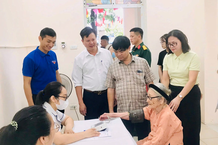 Xã Ngọc Hồi: Khám, tư vấn chăm sóc sức khỏe, tặng quà tri ân người có công