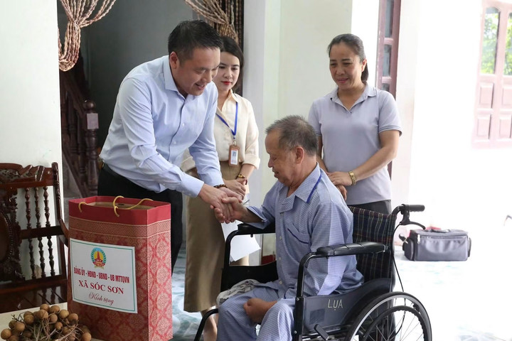 Xã Sóc Sơn: Thăm, tặng qùa các gia đình chính sách, người có công tiêu biểu