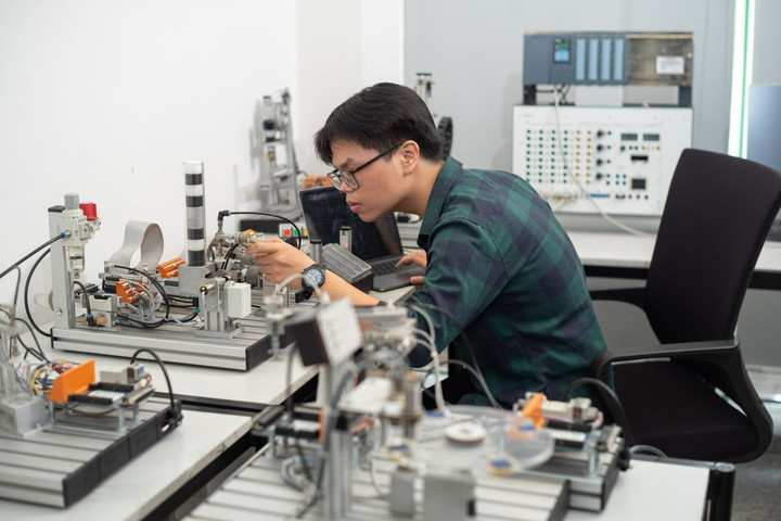 Nghị quyết số 10-NQ/TW : “Cú hích” niềm tin và chiến lược tái định vị FDI trong hệ sinh thái Việt Nam
