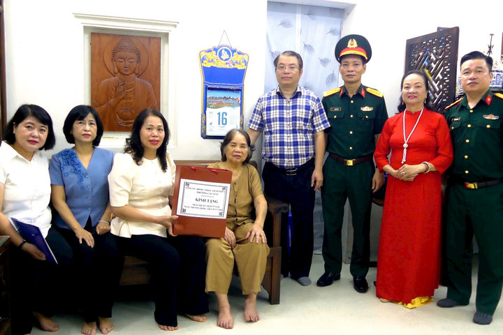 Phường Cầu Giấy tri ân và thăm hỏi các gia đình chính sách dịp 27/7