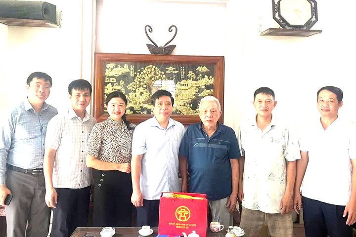 Lãnh đạo phường Tây Tựu thăm, tặng quà người có công nhân kỷ niệm 79 năm Ngày Thương binh -Liệt sĩ