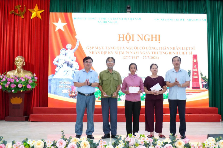 Xã Trung Giã trao sổ tiết kiệm, quà cho người có công và thân nhân liệt sĩ