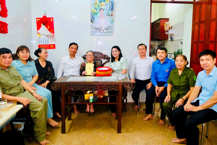 Lãnh đạo phường Hoàng Mai thăm hỏi, tri ân gia đình chính sách, người có công