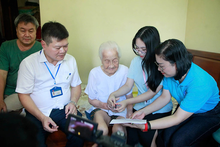 Đưa chính sách bảo hiểm y tế đến từng người dân Thủ đô