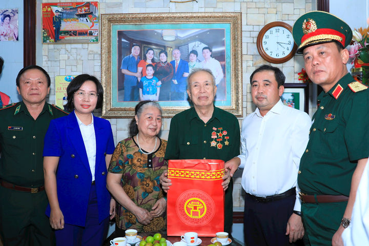 Bí thư Thành ủy Hà Nội Trần Đức Thắng thăm, tặng quà các thương binh tiêu biểu phường Hoàn Kiếm