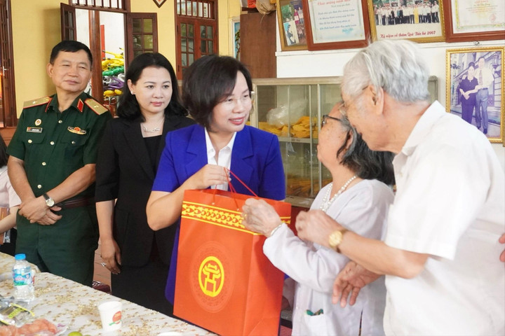 Lãnh đạo MTTQ thành phố Hà Nội tặng quà gia đình chính sách tại xã Sóc Sơn