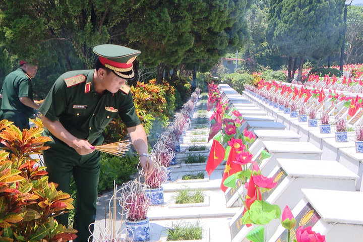 Bộ Tư lệnh Thủ đô Hà Nội dâng hương tưởng niệm các Anh hùng liệt sĩ tại Vị Xuyên
