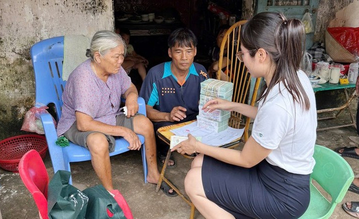 Xã Thượng Phúc chi trả tiền bồi thường GPMB tại nhà cho người già neo đơn, người khuyết tật