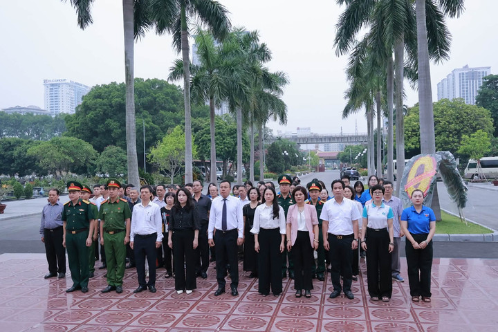 Phường Ba Đình thắp nến tri ân các anh hùng liệt sĩ, thăm hỏi người có công