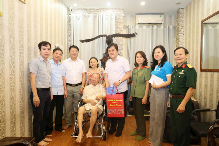 Phường Yên Sở thăm, tặng quà thương binh, bệnh binh tiêu biểu