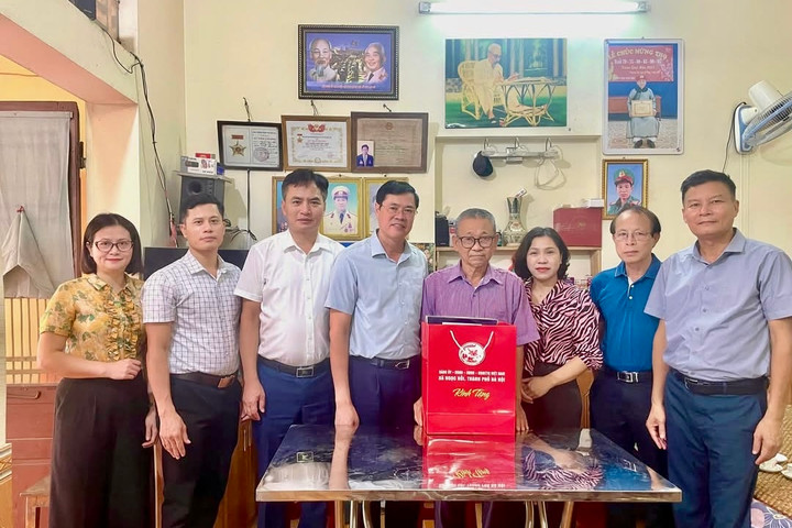 Bí thư Đảng ủy xã Ngọc Hồi thăm, tặng quà người có công nhân dịp 27-7