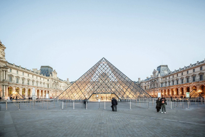 Bảo tàng Louvre mở lại phòng trưng bày sau vụ trộm 102 triệu USD
