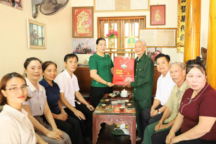 Xã Cổ Đô tri ân người có công, hỗ trợ hộ nghèo xây nhà mới