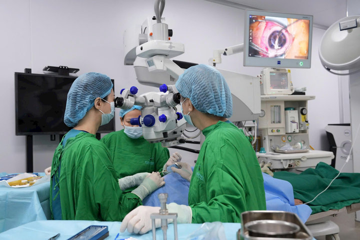 Ghép giác mạc miễn phí cho hai bệnh nhân nghèo