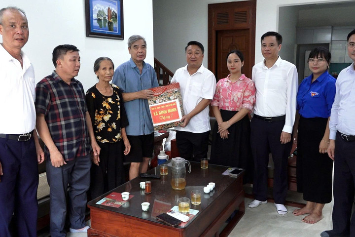 Lãnh đạo xã Bình Minh thăm hỏi, tặng quà gia đình người có công