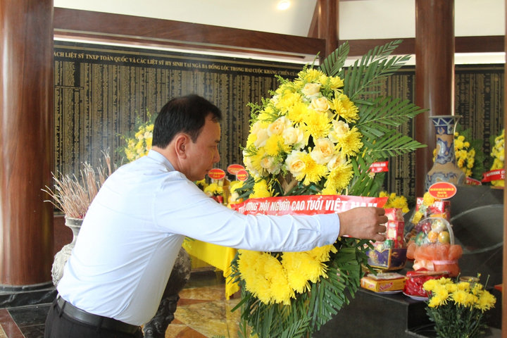 Hội Người cao tuổi Việt Nam tri ân liệt sĩ tại các địa chỉ đỏ miền Trung