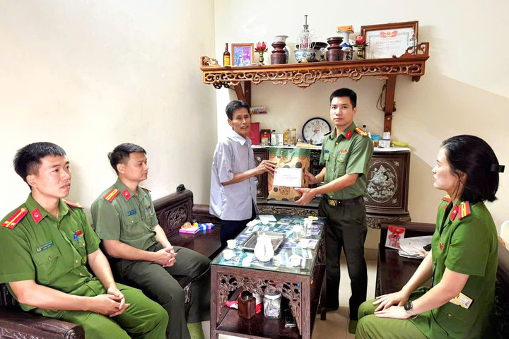 Công an xã Hát Môn tri ân các liệt sĩ Công an nhân dân
