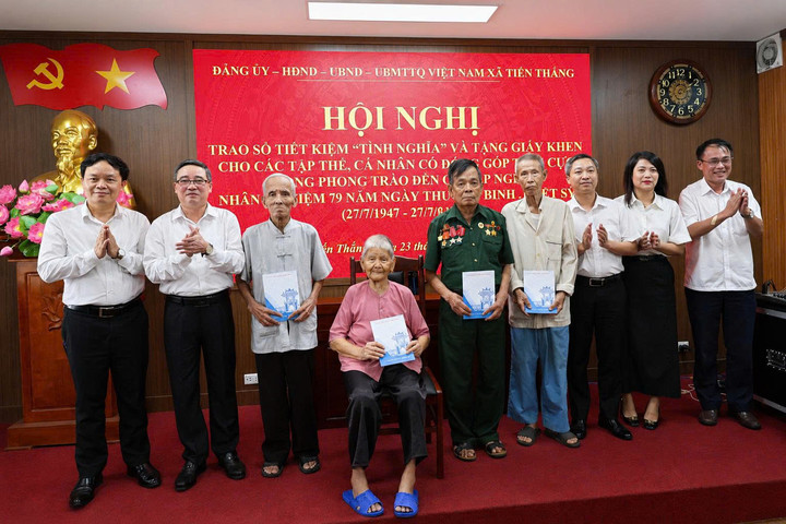 Xã Tiến Thắng tặng sổ tiết kiệm “Tình nghĩa” tri ân gia đình chính sách, người có công
