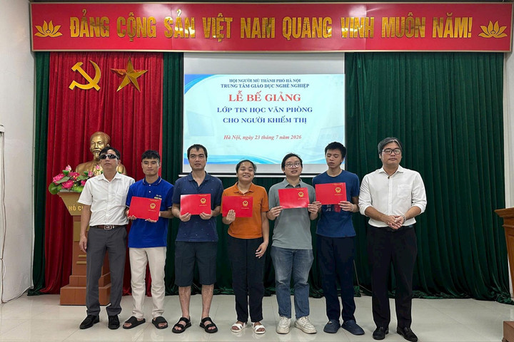 Hà Nội: Trao "đôi mắt công nghệ" cho người khiếm thị