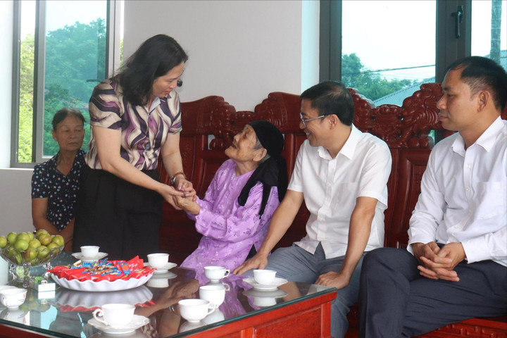 Lãnh đạo Ủy ban MTTQ Việt Nam TP Hà Nội thăm, tặng quà Bà mẹ Việt Nam Anh hùng và thương binh tiêu biểu