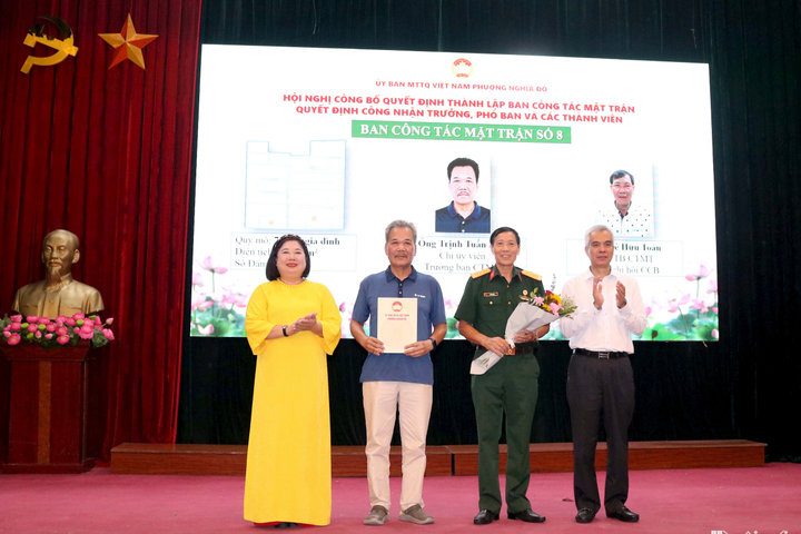 Phường Nghĩa Đô công bố các quyết định thành lập ban công tác Mặt trận sau sáp nhập tổ dân phố