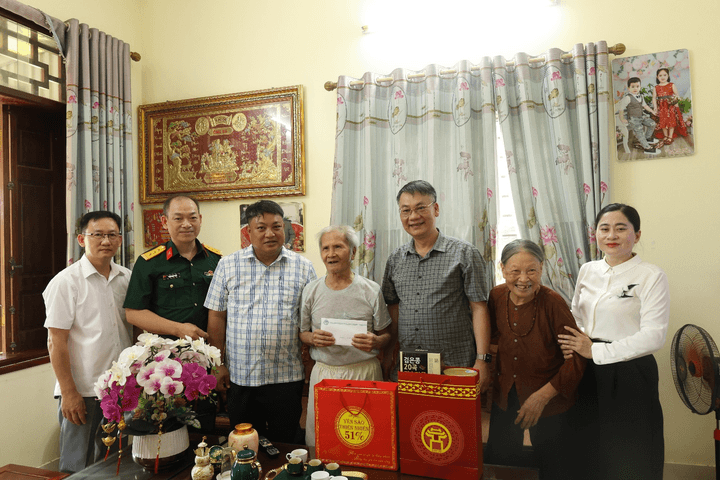 Xã Mê Linh thăm hỏi, tặng quà gia đình chính sách, người có công với cách mạng