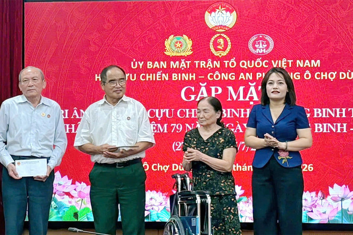 Phường Ô Chợ Dừa trao quà tri ân 53 cựu chiến binh, thương binh tiêu biểu