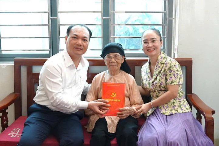 Xã Đông Anh tri ân người có công: Khi nghĩa tình được tiếp nối bằng hành động