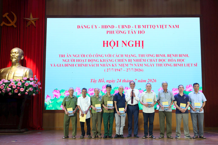 Phường Tây Hồ tri ân hơn 1.000 người có công, huy động trên 1 tỷ đồng Quỹ “Đền ơn đáp nghĩa”
