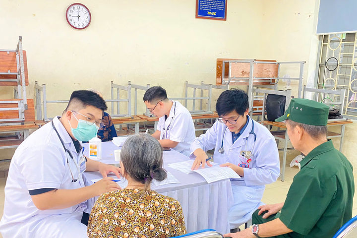 Thầy thuốc trẻ khám bệnh, cấp thuốc tri ân người có công