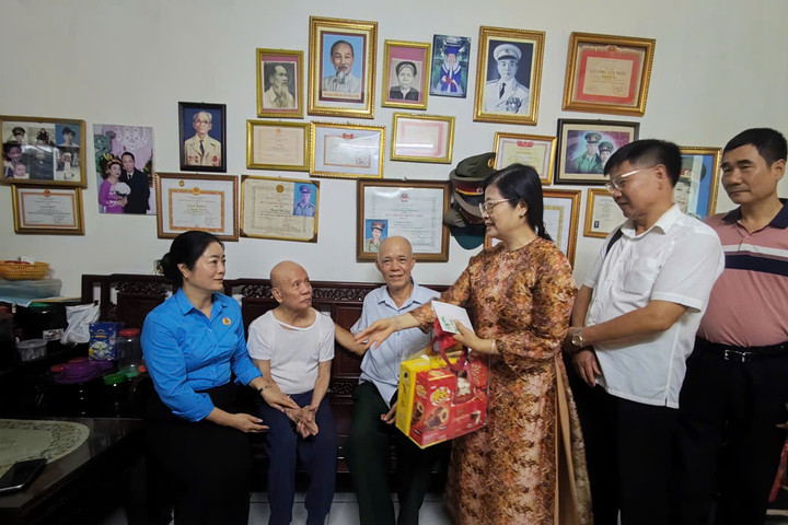 Công đoàn phường Nghĩa Đô lan tỏa nghĩa tình qua hoạt động tri ân người có công
