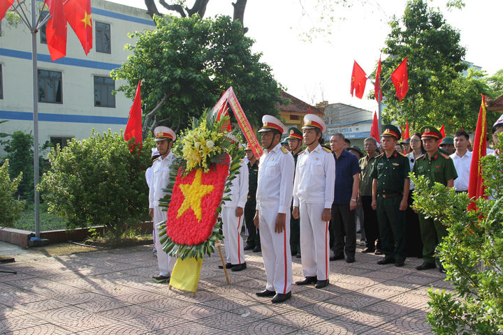 Lãnh đạo xã Mỹ Đức dâng hương tưởng niệm các Anh hùng liệt sĩ