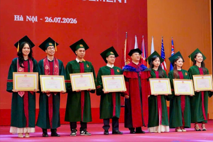 Trường Đại học Kinh tế - Đại học Quốc gia Hà Nội trao bằng tốt nghiệp cho gần 1.700 tân khoa