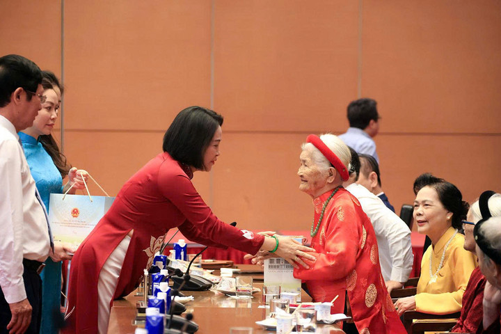 Phó Chủ tịch Quốc hội Nguyễn Thị Thanh gặp mặt người có công với cách mạng tiêu biểu