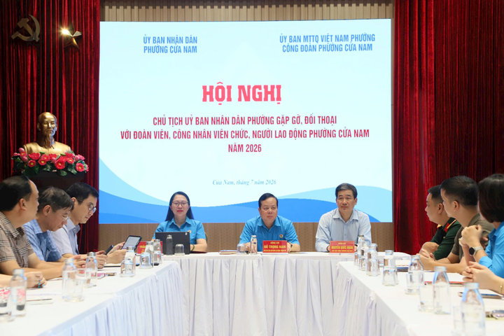 Chủ tịch UBND phường Cửa Nam đối thoại với công đoàn viên, người lao động