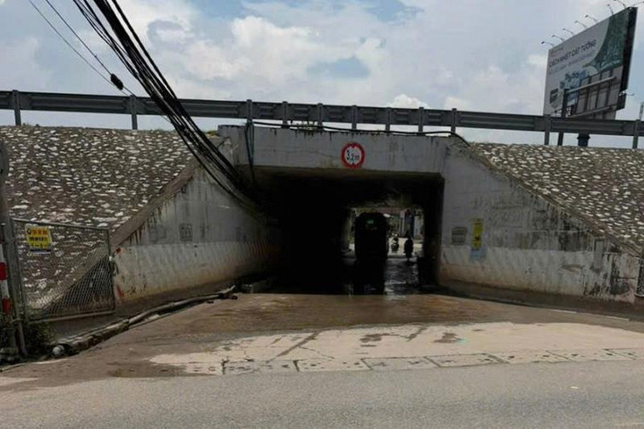 Xã Phú Xuyên xử lý ngập úng tại hầm chui qua cao tốc Pháp Vân - Cầu Giẽ