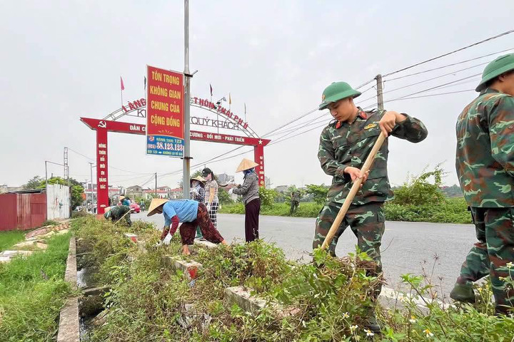Xã Sóc Sơn: Bộ đội và người dân cùng tham gia chỉnh trang đường làng, ngõ xóm