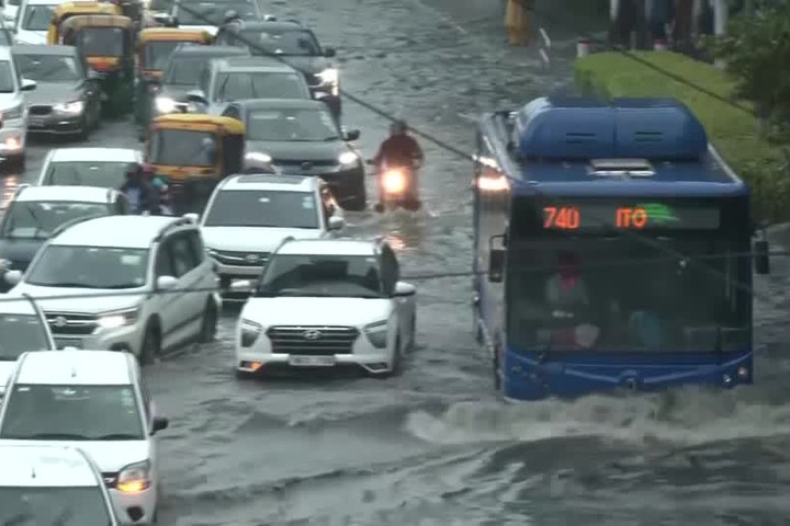 Mưa lớn gây ngập lụt nghiêm trọng ở Ấn Độ