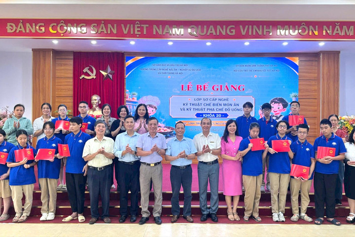 Khi trẻ khiếm thị làm chủ quầy pha chế, bếp ăn